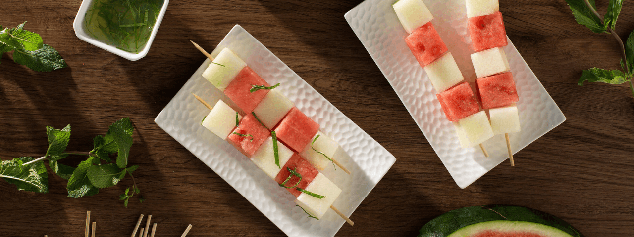 Brochetas de fruta con vinagreta de cítricos y menta