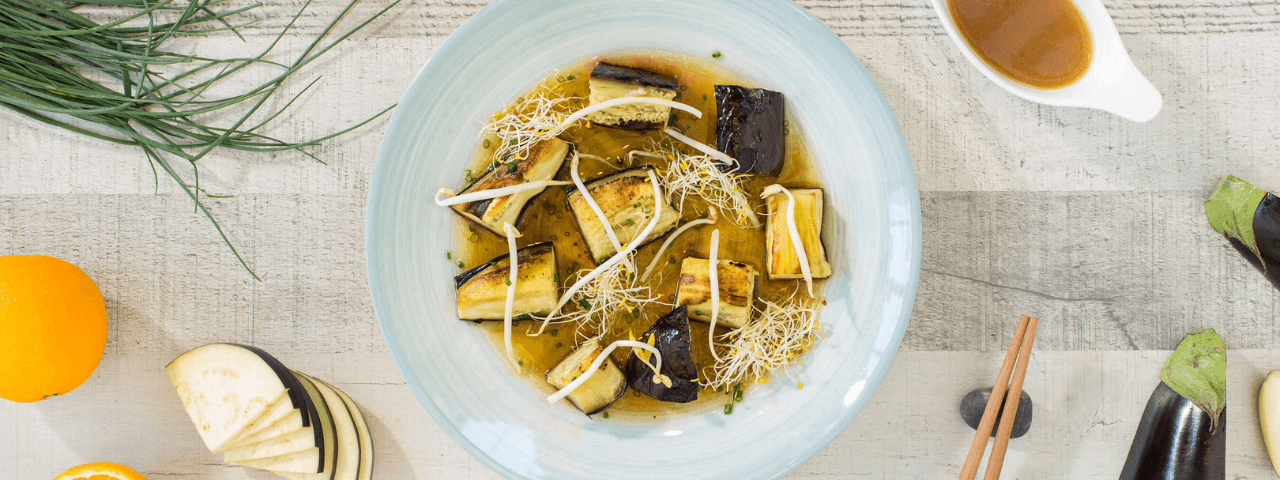 Berenjena al microondas con caldo oriental