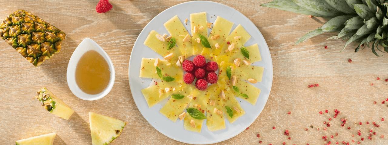 Carpaccio de piña con almendras