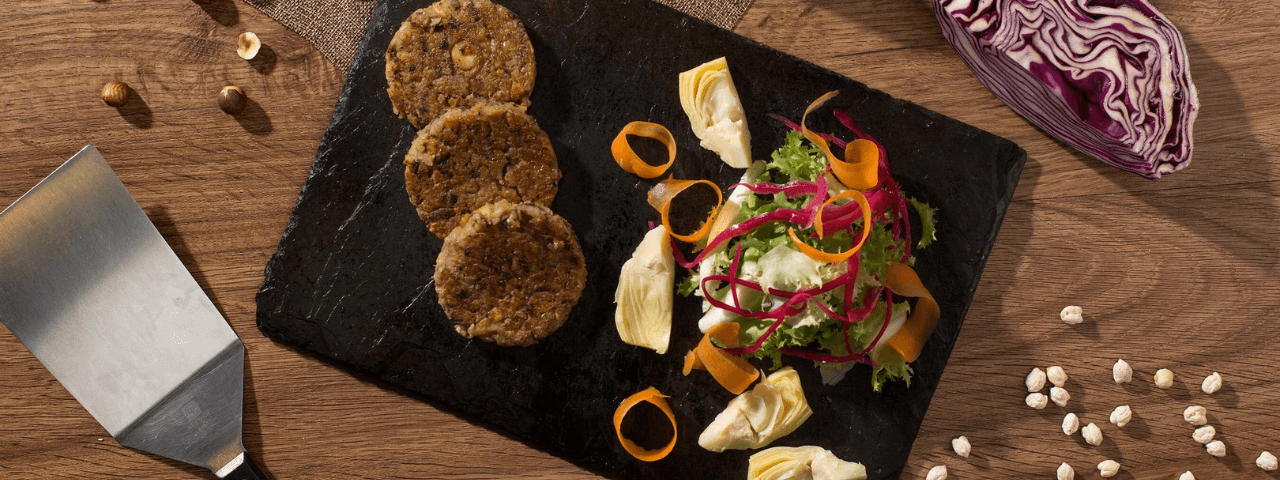 Hamburguesa de garbanzos con ensalada