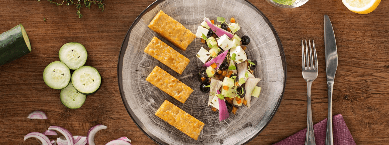Tempeh a la plancha con ensalada griega